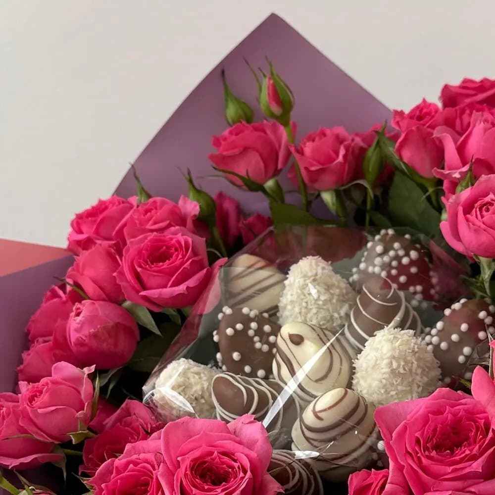 КЛЮЧ К СЕРДЦУ — клубника в шоколаде и цветы