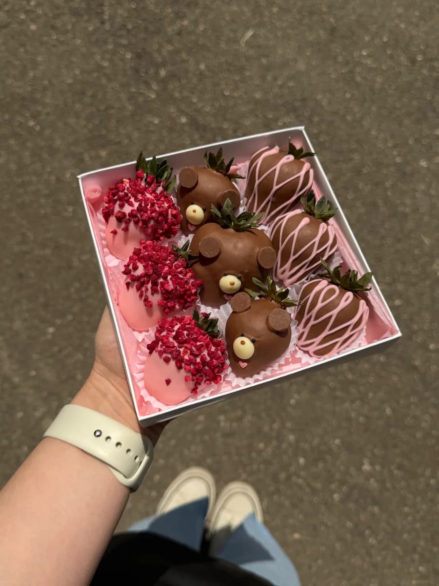 Комбо с розово-белым букетом и клубникой в шоколаде «Камилла» - клубника в шоколаде с доставкой в Краснодаре, фото 2