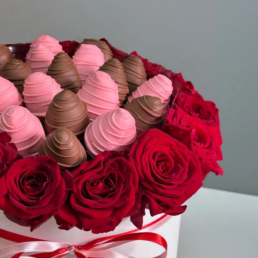 Композиция из 15 красных роз и клубники в шоколаде «С любовью» - клубника в шоколаде с доставкой в Краснодаре, фото 3