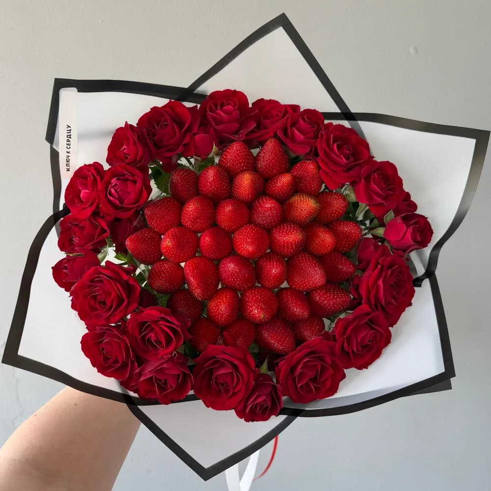 Букет из 7 кустовых роз и свежей клубники, 750 г - клубника в шоколаде с доставкой в Краснодаре, фото 4