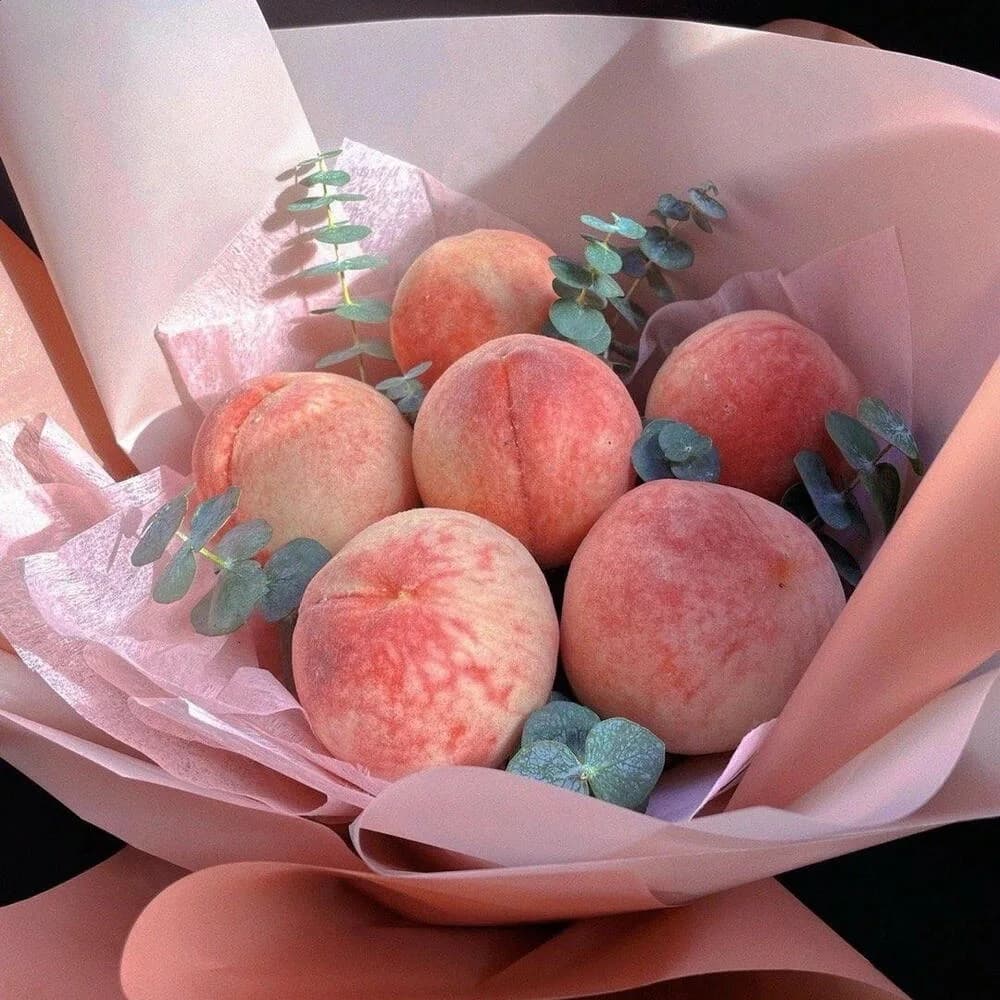 Букет из больших персиков с эвкалиптом - букет с доставкой в Краснодаре, фото 2
