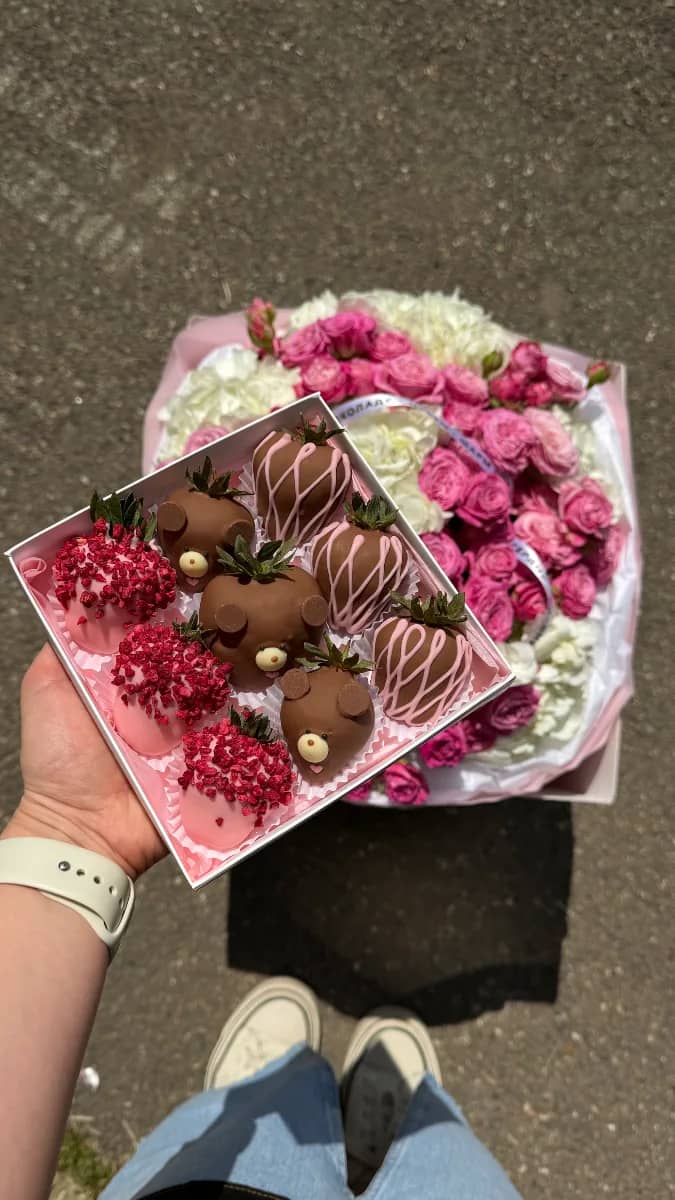 Комбо с розово-белым букетом и клубникой в шоколаде «Камилла» - клубника в шоколаде с доставкой в Краснодаре