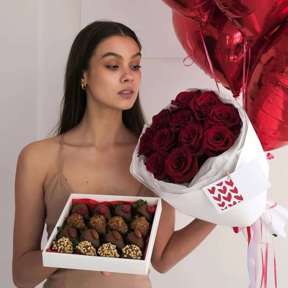 Комбо букет, шары и клубника в шоколаде «Адель» - клубника в шоколаде 16 штук в Краснодаре