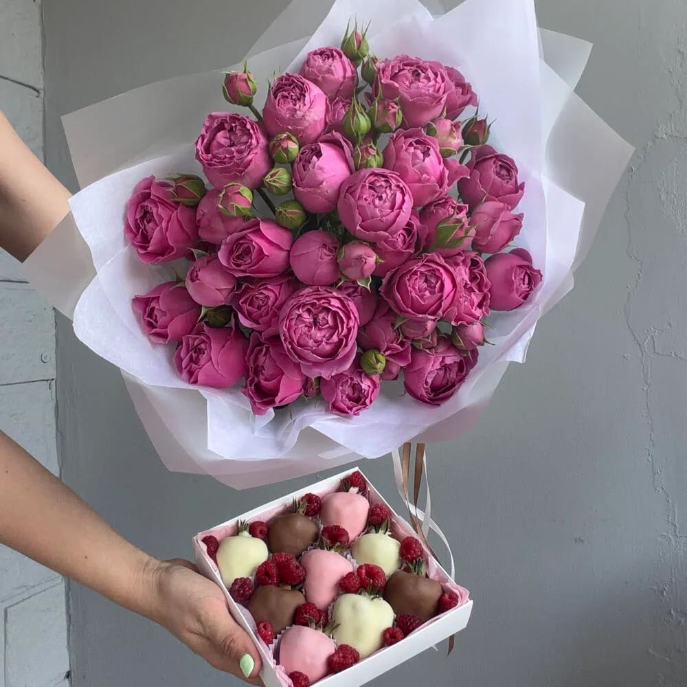 Комбо из 7 пионовидных кустовых роз и клубники в шоколаде «Джули» - клубника в шоколаде 9 штук в Краснодаре