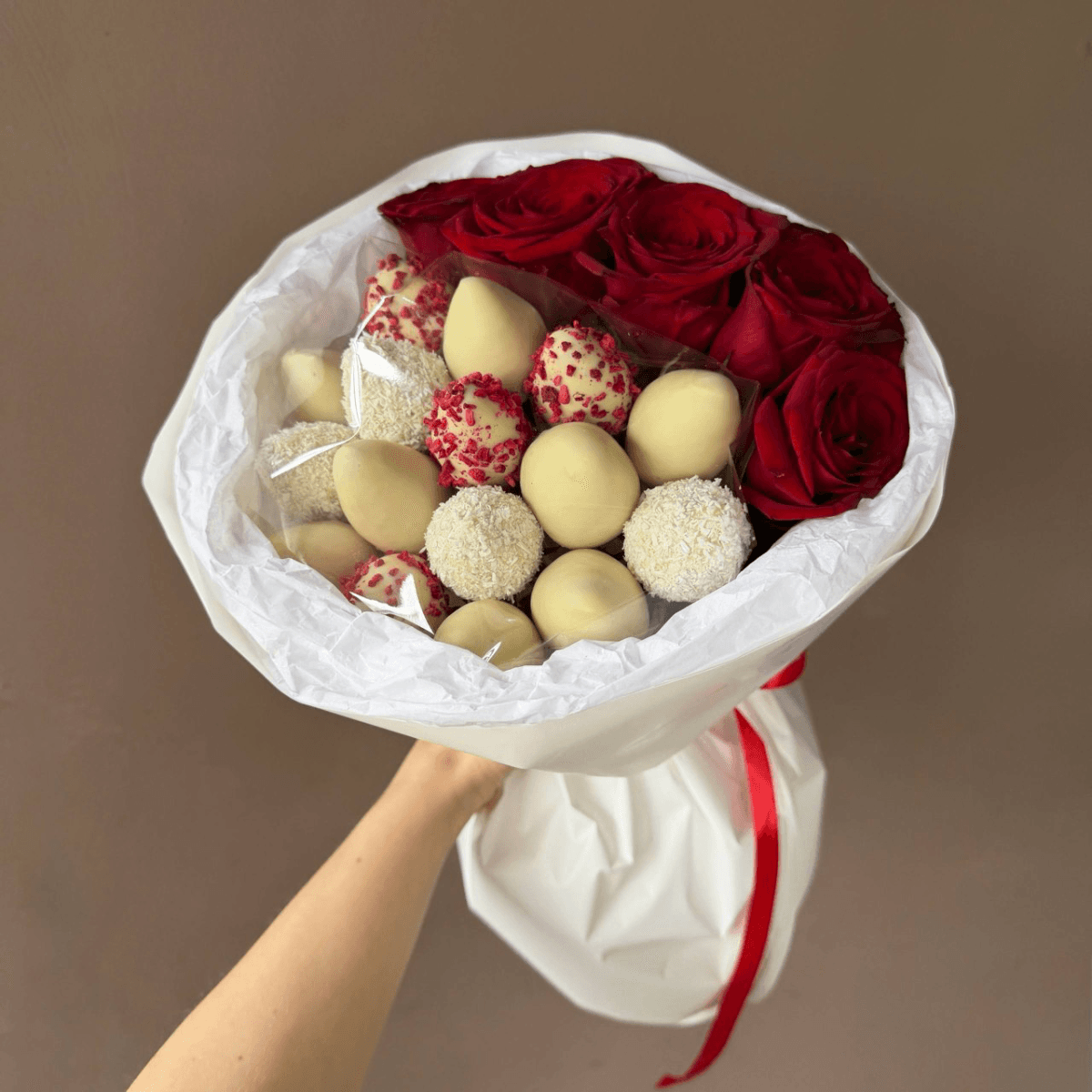 Букет с красной розой и клубникой в белом шоколаде