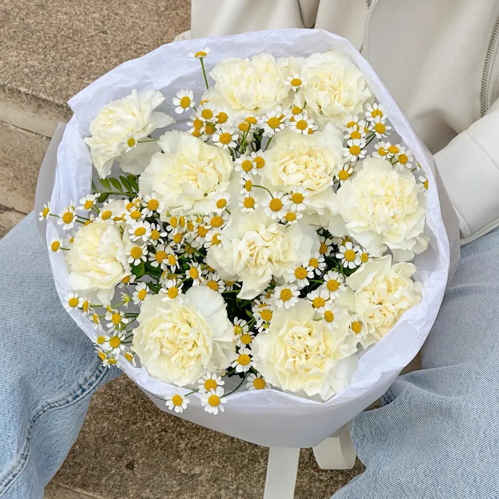 Дуобукет из диантусов и матрикария (гвоздика и ромашка) "Забота"