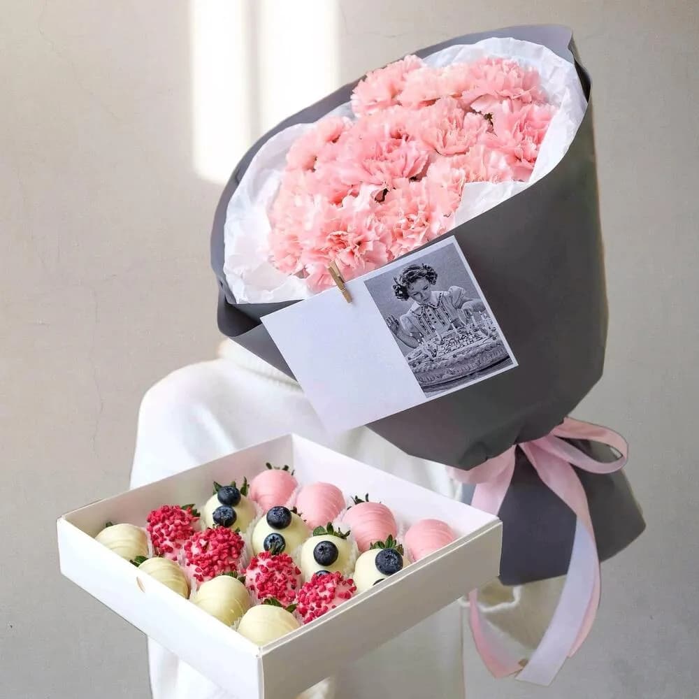 Комбо-набор «Первый поцелуй» – букет гвоздик и клубника в бельгийском шоколаде в коробке