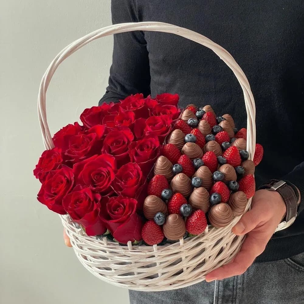 Корзина клубники в бельгийском шоколаде, голубики и одноголовой розы №106