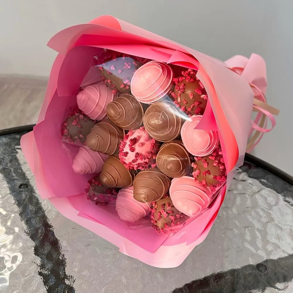 Букет «Пенелопа» из клубники в бельгийском шоколаде с малиновым декором