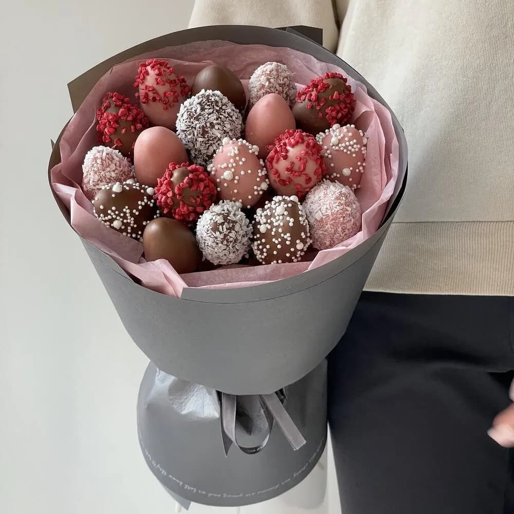 Букет из клубники в белом и молочном бельгийском шоколаде