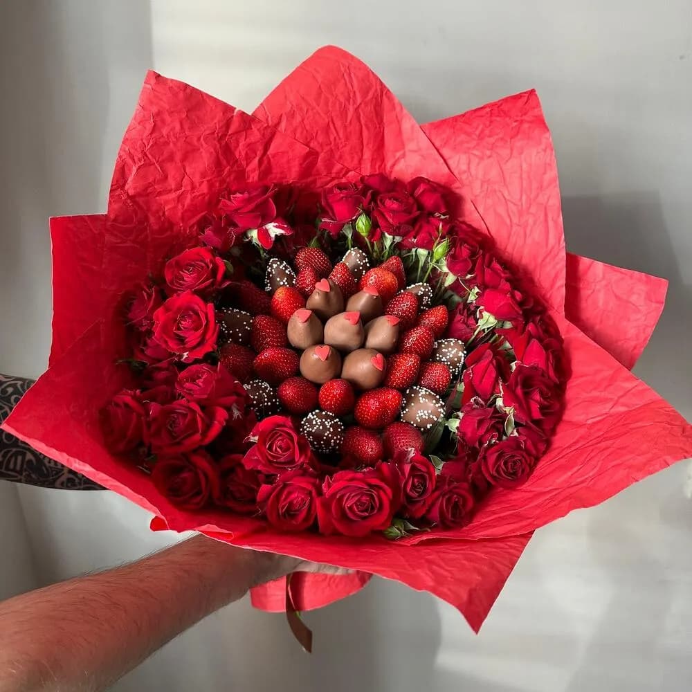 Букет из клубники и роз в бельгийском шоколаде «Красная страсть»