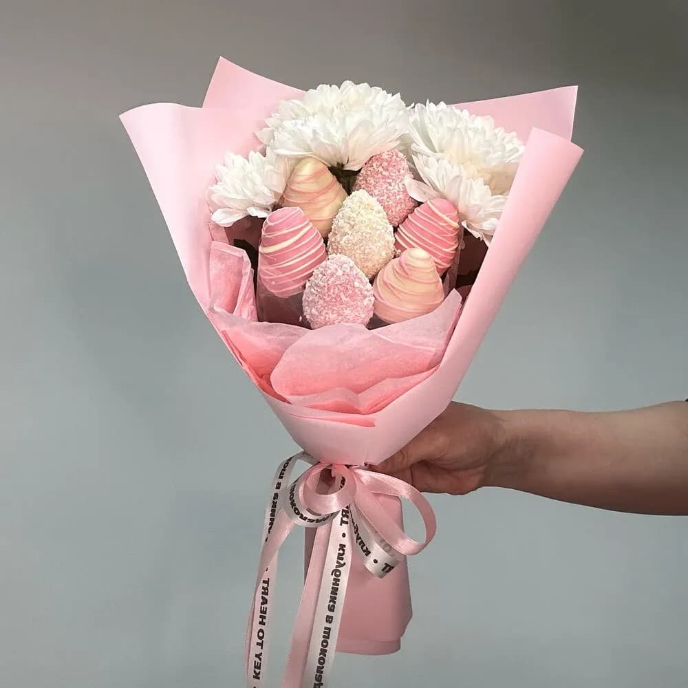 Букет из кустовой хризантемы и 7 крупных клубник в бельгийском шоколаде «Чувства»