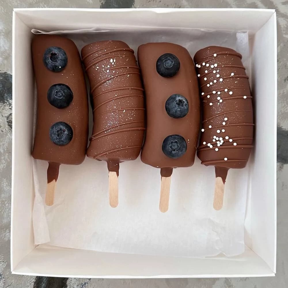 Набор бананов в бельгийском шоколаде с голубикой в коробке