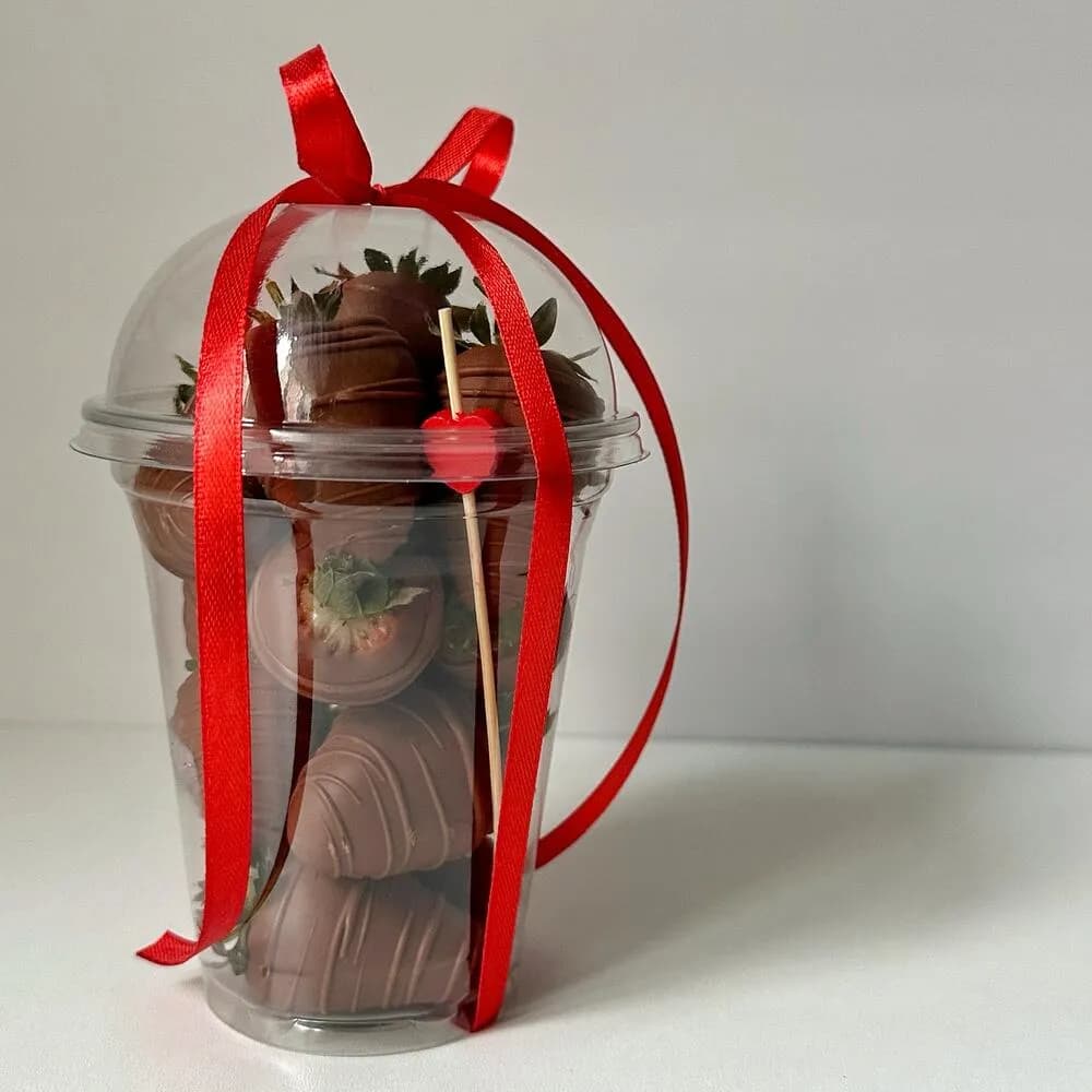 Стакан клубники в бельгийском шоколаде – десерт в подарок с доставкой