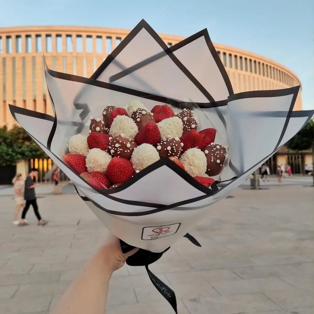 Букет из клубники в бельгийском шоколаде с кокосовой стружкой – сладкий подарок с доставкой