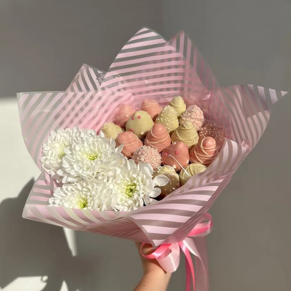 Букет из клубники в бельгийском шоколаде с хризантемами