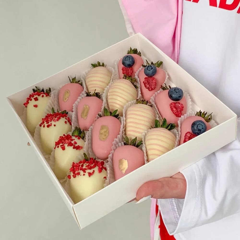 Подарочный набор клубники в бельгийском белом и розовом шоколаде