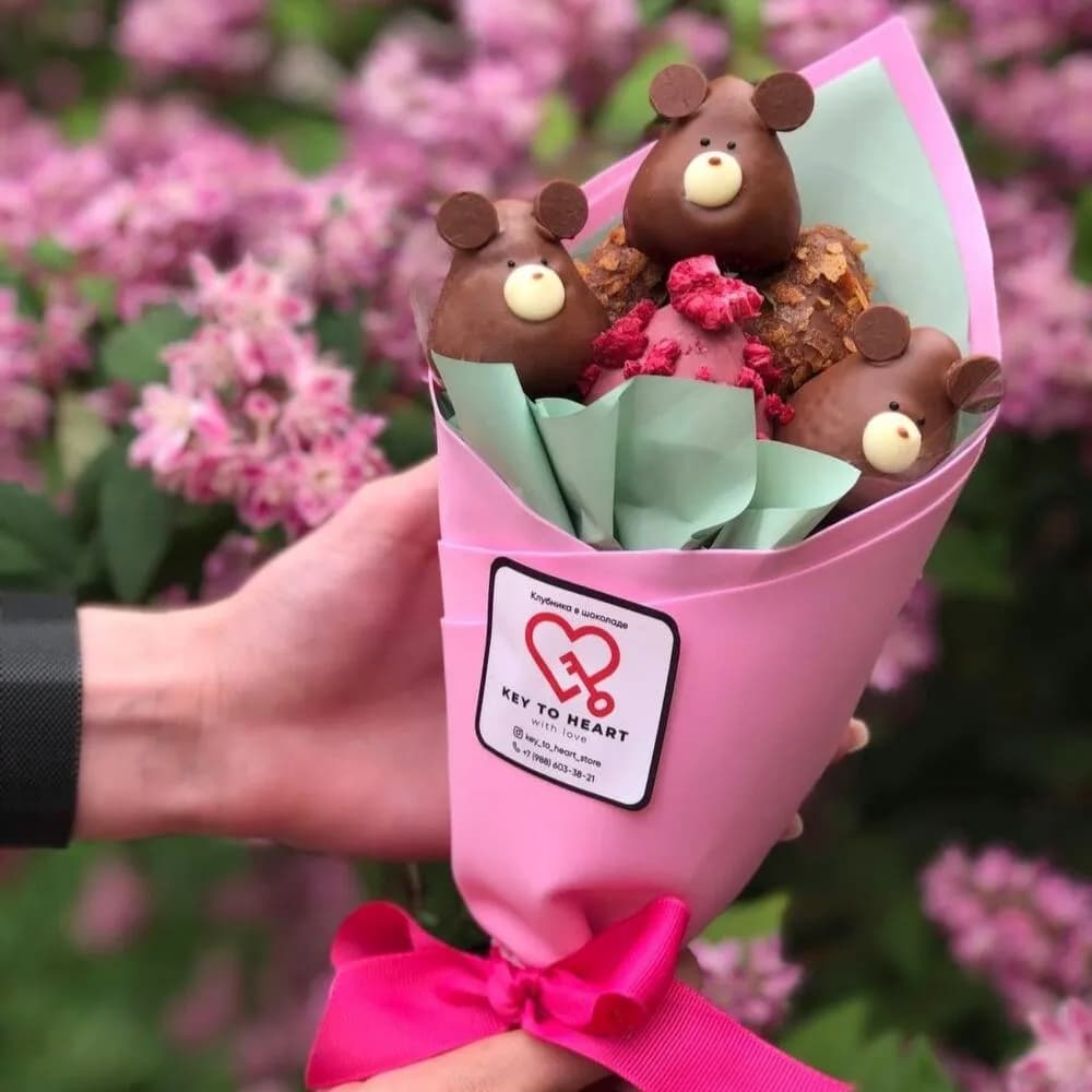 Мини-букет из клубники в бельгийском шоколаде — розовый сладкий сюрприз