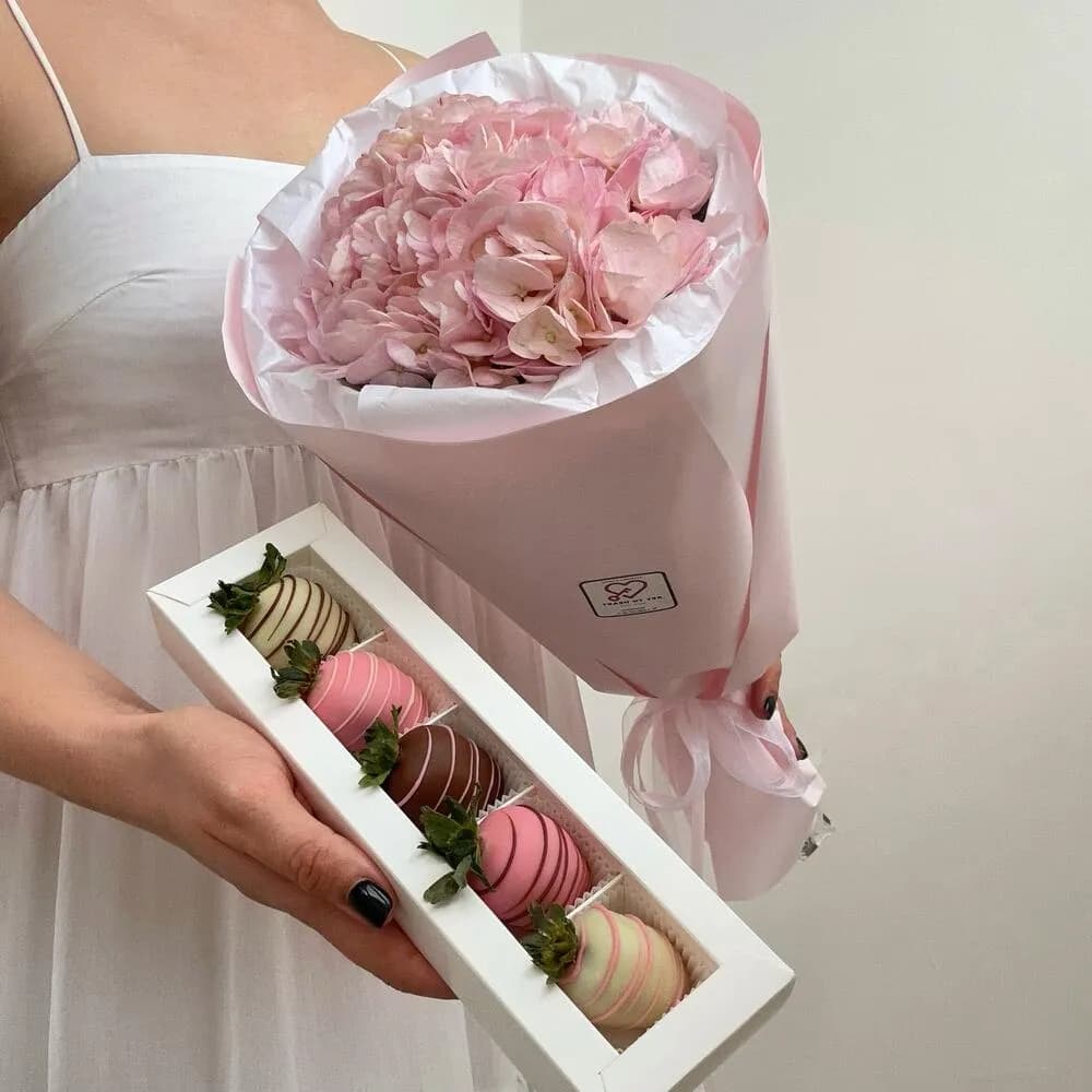 Комбо-набор: букет гортензии и клубника в бельгийском шоколаде