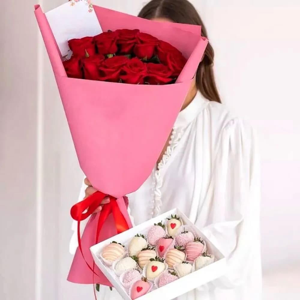 Букет из одноголовых красных роз и клубники в бельгийском шоколаде «Алый поцелуй»