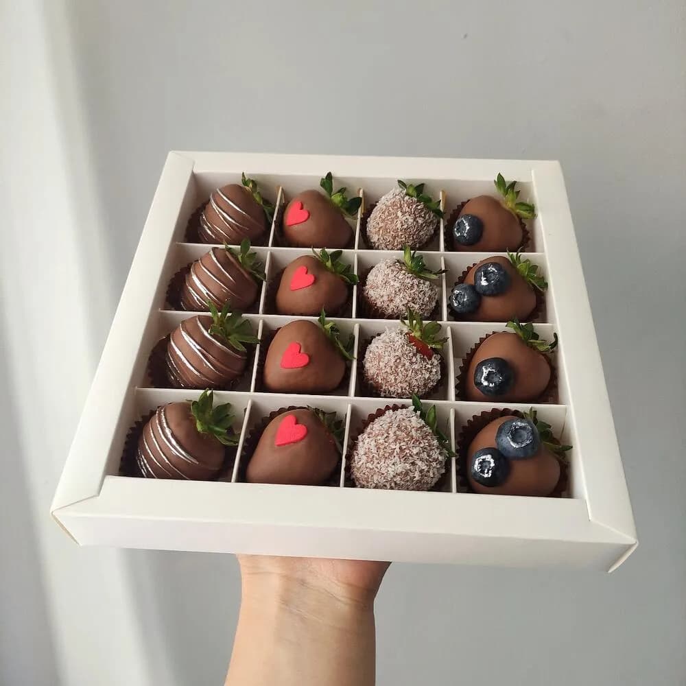 Подарочная коробка с клубникой в бельгийском шоколаде и голубикой