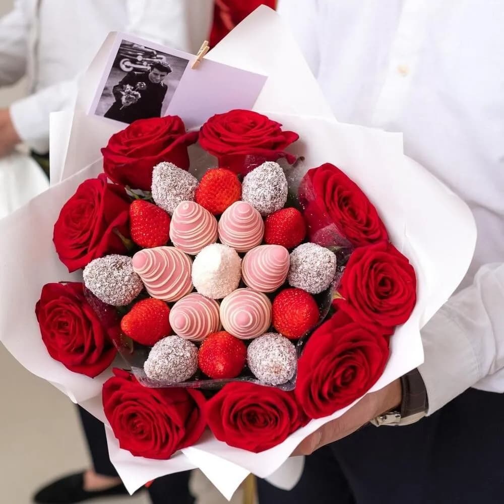 Букет из красных роз и клубники в бельгийском шоколаде – романтичный подарок с доставкой