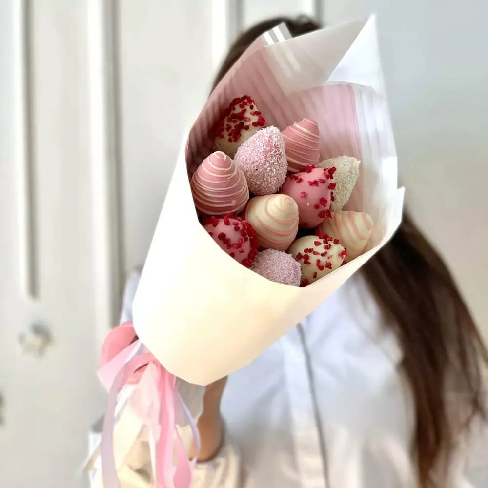 Нежный букет из клубники в бельгийском шоколаде