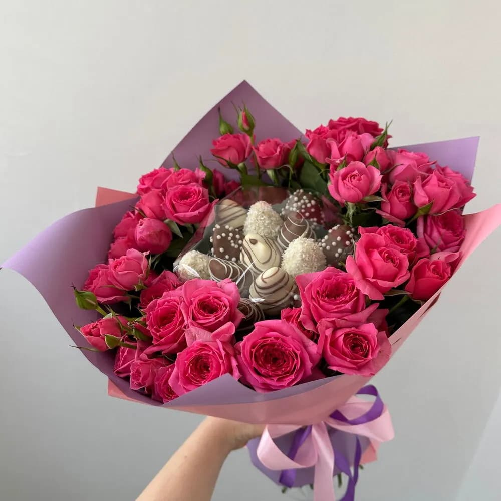 Букет из роз и клубники в бельгийском шоколаде – изысканный сладкий подарок с доставкой