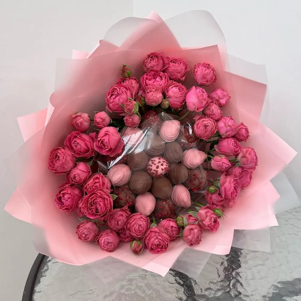 Букет из кустовой розы Misty Bubbles и клубники в бельгийском шоколаде «Розовое облако»