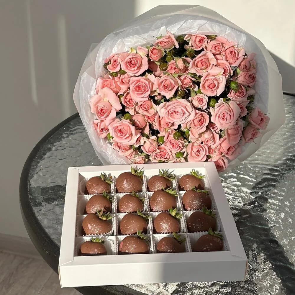 Комбо-набор «Розовое шампанское» – кустовые розы и клубника в двойном бельгийском шоколаде
