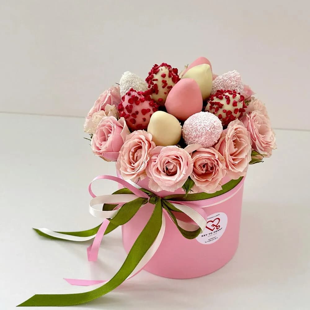 Композиция из кустовых роз и клубники в бельгийском шоколаде в шляпной коробке