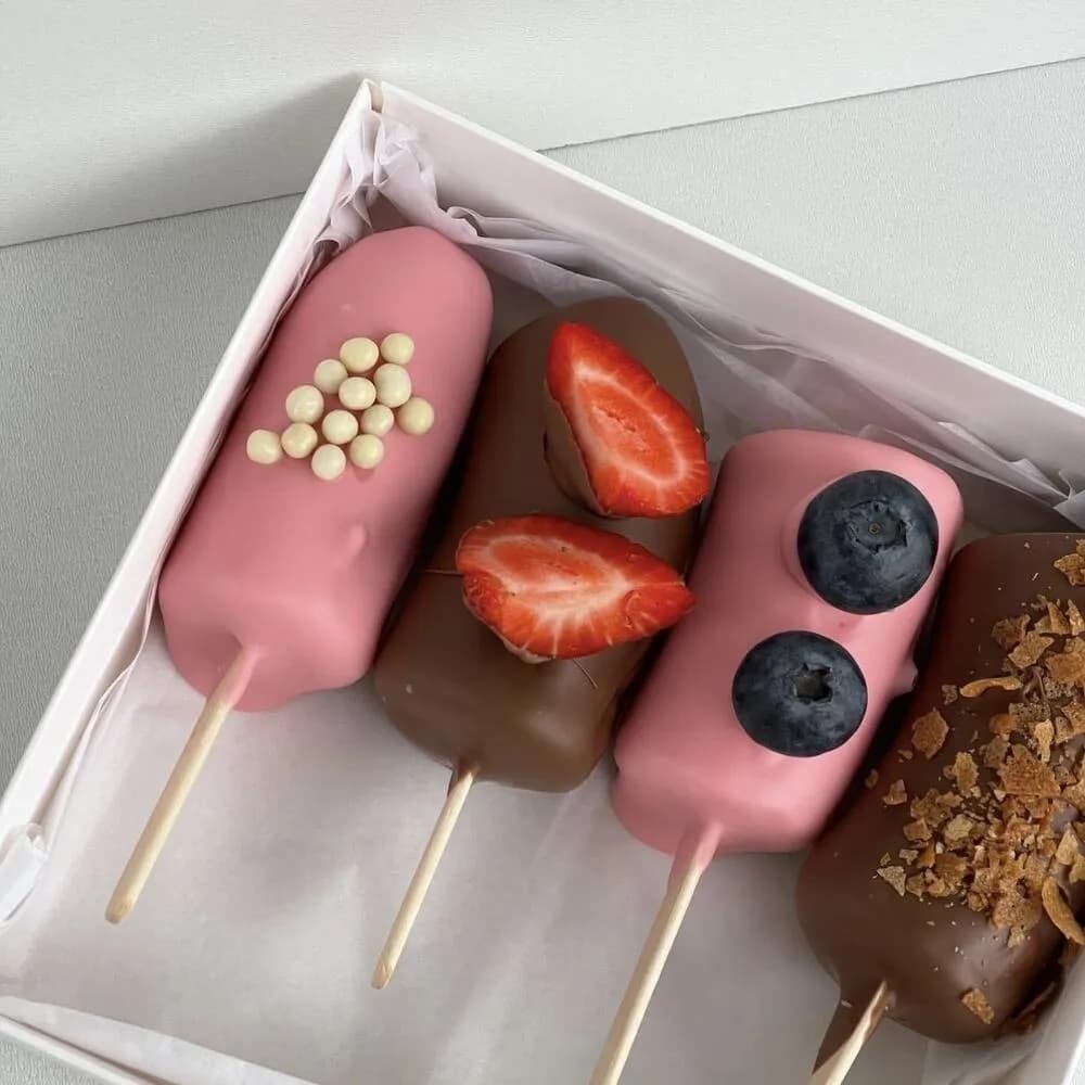 Набор бананов в бельгийском шоколаде с ягодами в подарочной коробке