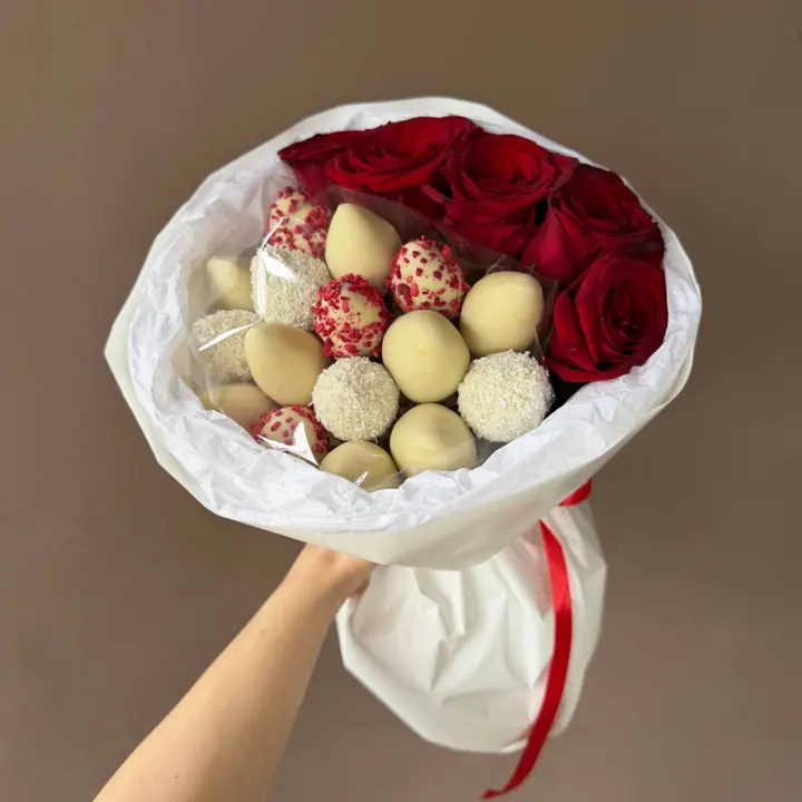 Букет с красной розой и клубникой в белом шоколаде
