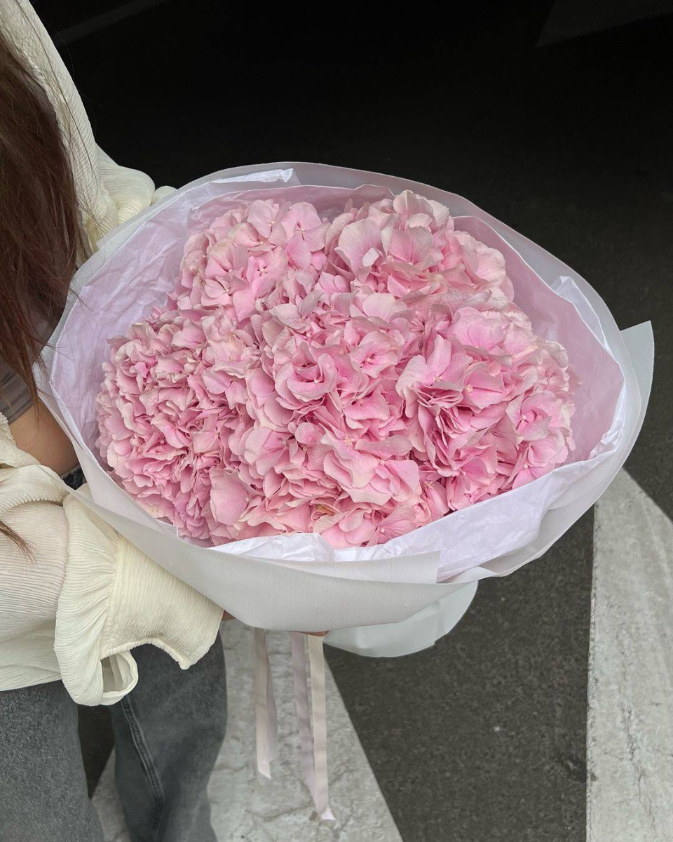 Пышный монобукет из 7 гортензий