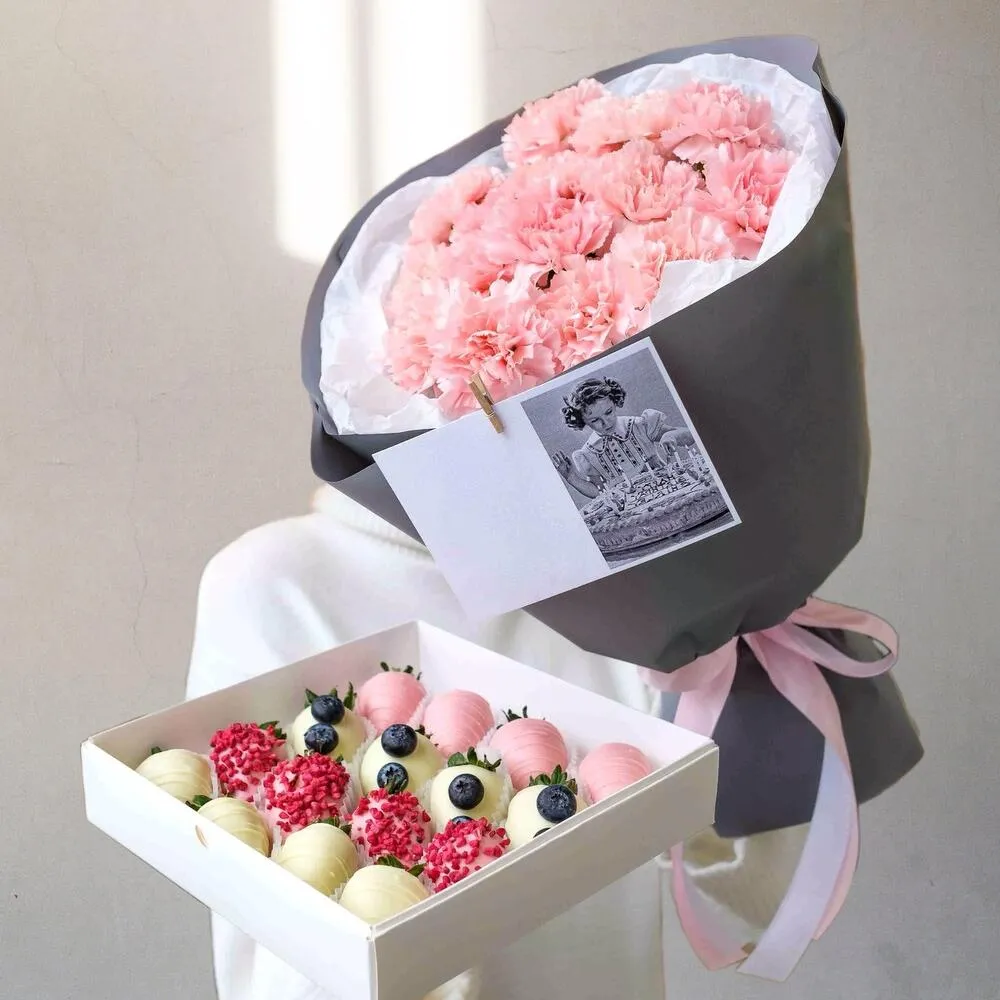 Комбо «Воздушное» из 19 диантусов и 16 клубник в бельгийском шоколаде