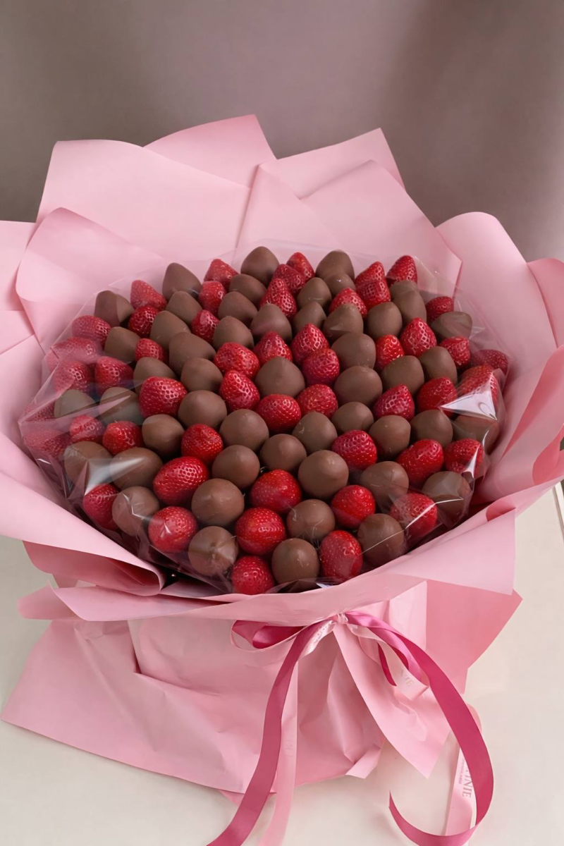 Гигантский букет из 99 клубник с молочным шоколадом