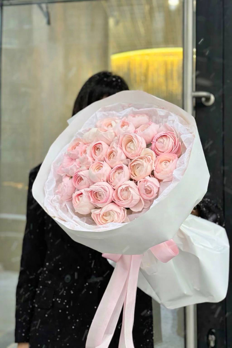 Монобукет из 29 ранункулюсов