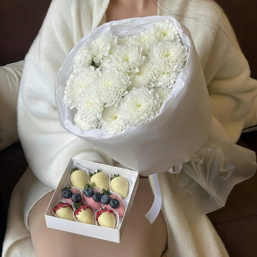 Комбо монобукет из хризантемы и клубника в бельгийском шоколаде "Нежность"