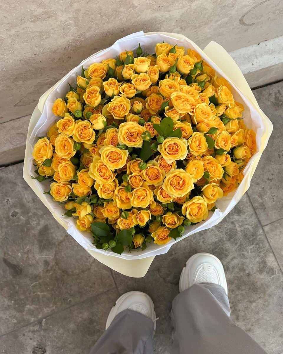 Монобукет из 39 желтых кустовых роз
