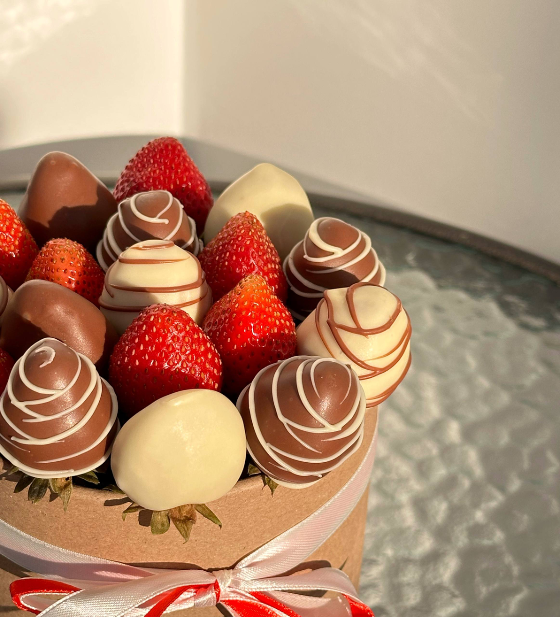 композиция из клубники в белом и молочном шоколаде, фото 2
