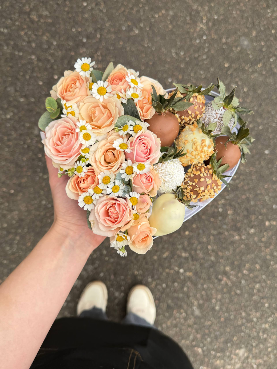 Композиция из кустовой розы с клубникой "Марисоль"