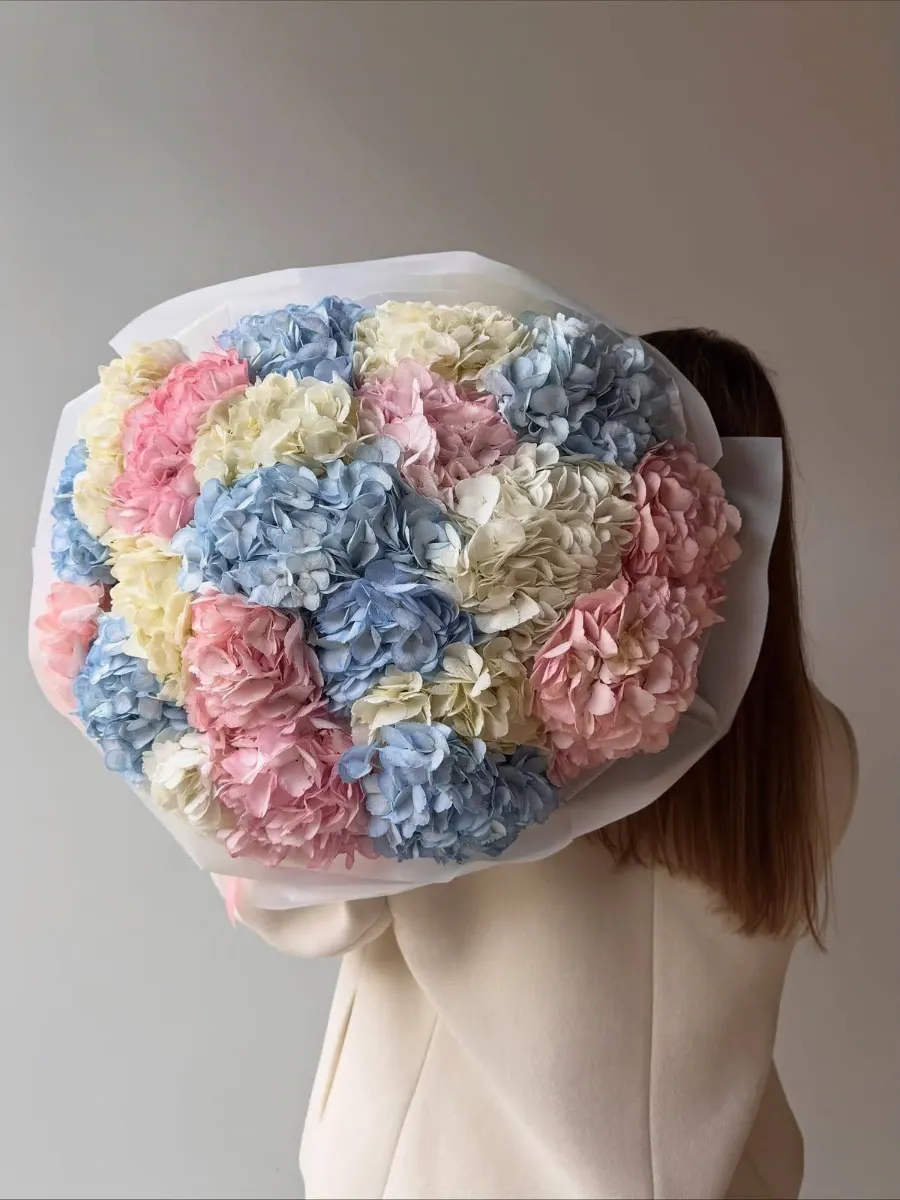 Большой букет из 21 гортензии