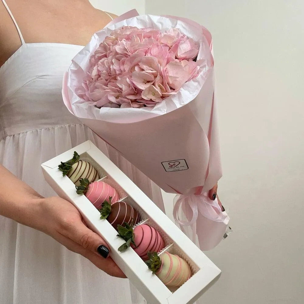 Комбо-набор: букет гортензии и клубника в бельгийском шоколаде