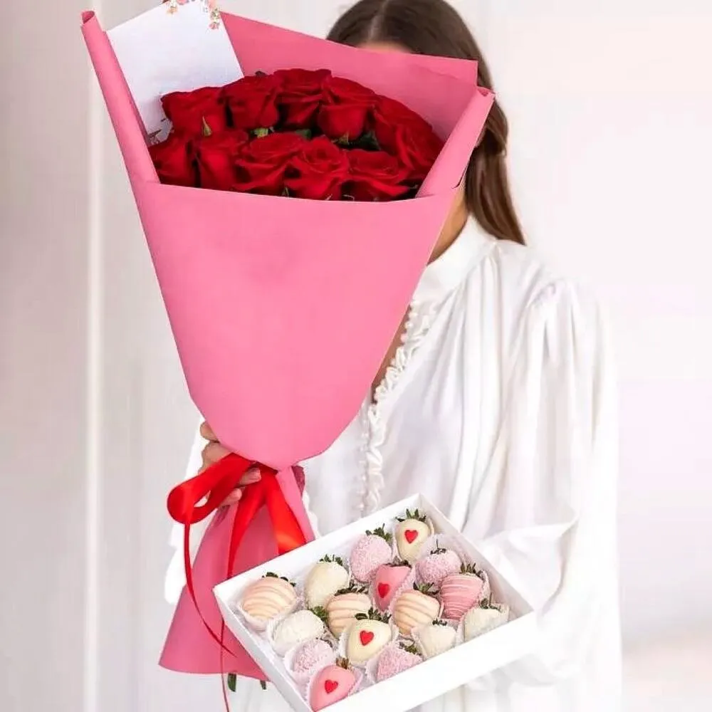 Букет из одноголовых красных роз и клубники в бельгийском шоколаде «Алый поцелуй»