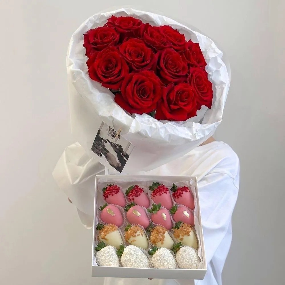Комбо «Сердце» из 11 красных роз и 16 клубник в бельгийском шоколаде