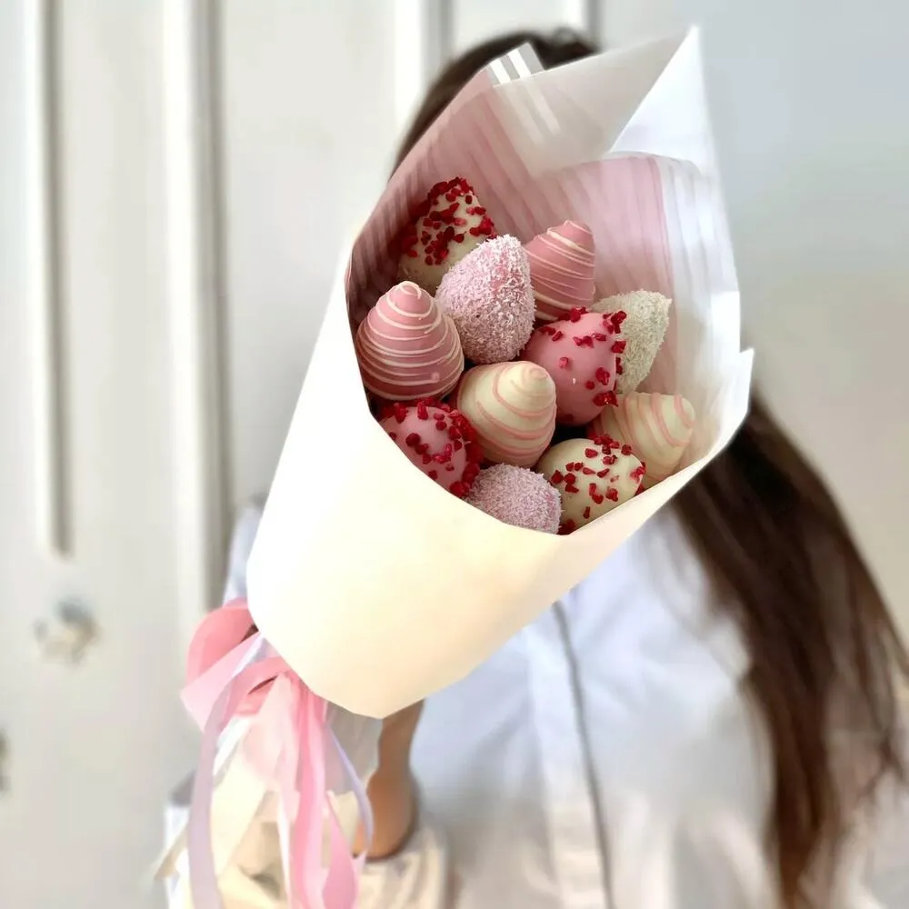 Нежный букет из клубники в бельгийском шоколаде