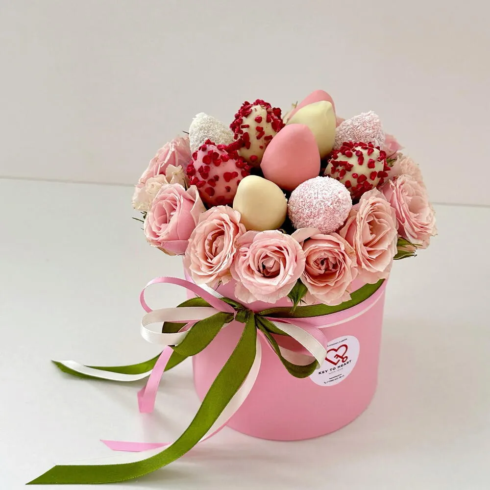 Композиция из кустовых роз и клубники в бельгийском шоколаде в шляпной коробке